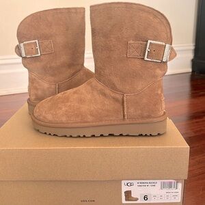 NWT UGG BOOTS. Size 6